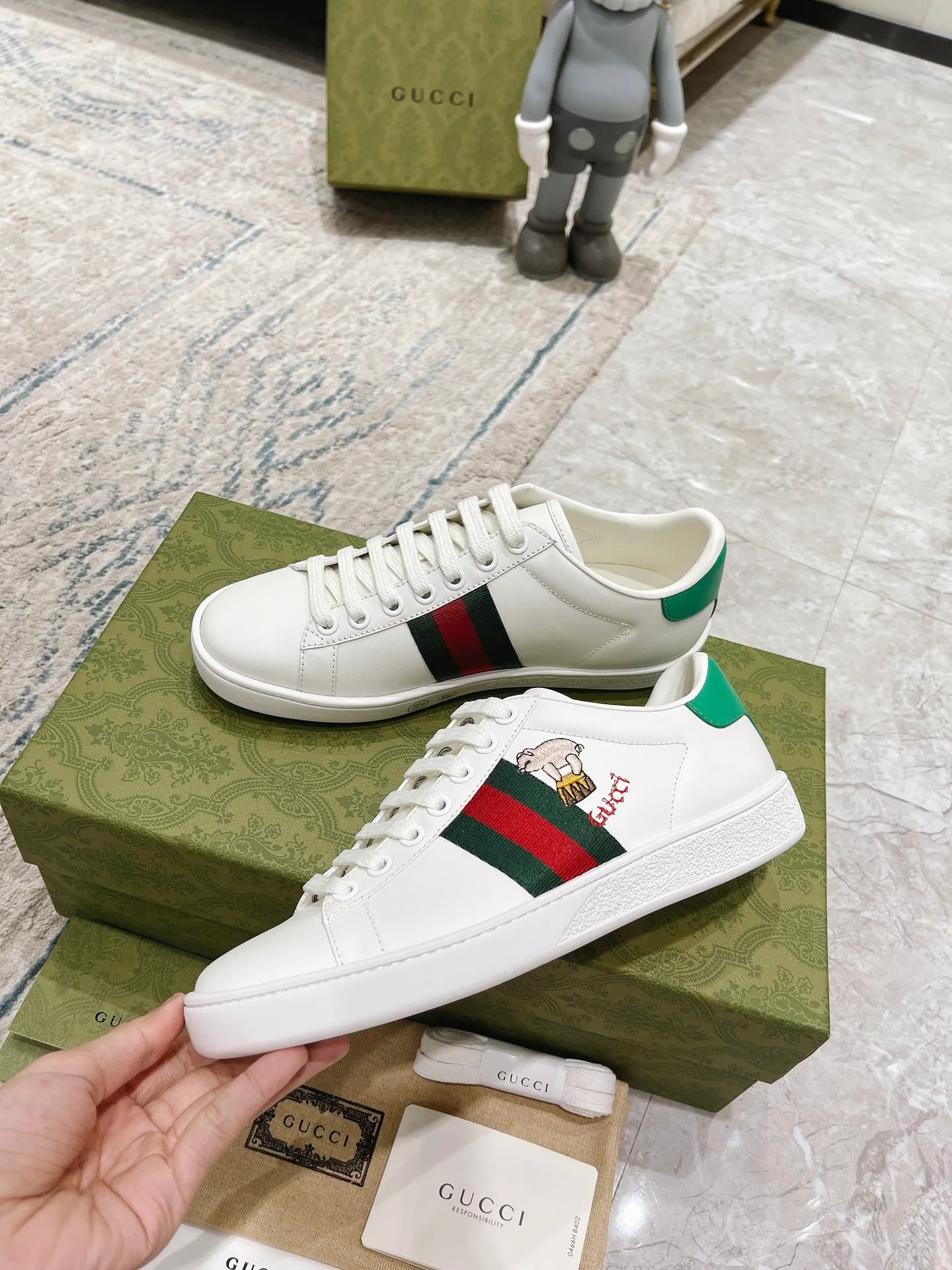 👟👟Ex-factory price 440👟👟 Women's shoe factory GUCCi's latest anti-counterfeiting line classic sports lace-up white shoes for couples ☝︎57 layouts of the whole series are shipped with high quality★ Color matching is being updated continuously... 🔥Look for our upgraded version quality, original mold opening ✔️Original last shape ✔ Everything is authentic from the inside out🥊 🍬Material: 🔸The upper is made of Italian cowhide imported from the original factory. The comfort and softness are higher than ordinary cowhide from domestic factories. ➕Full cowhide lining and foot pads. The lining adopts the same lasting method as the original. The midsole is also printed with double G and the insole is also original molded. 3D craftsmanship❗���Different from ordinary products in the market❗️➕The outsole adopts the original high-density one-to-one sole➕⚠️The snakeskin tail is consistent with the authentic color, and the real snakeskin is a small piece➕🗯The embroidered patches are also authentic. After disassembly, each color comparison is accurate before shipment‼ ️ Shoe size: Female 35-40 Male 39-44